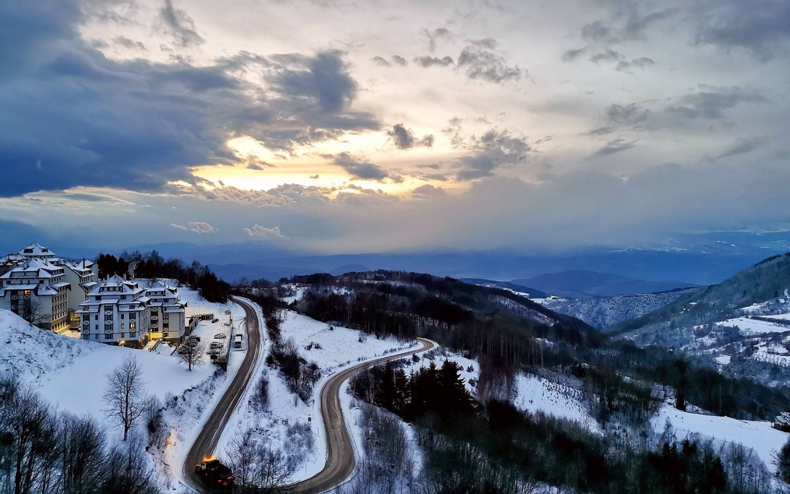 Kompleks Tontić Lux na Kopaoniku, zimska panorama u sumrak