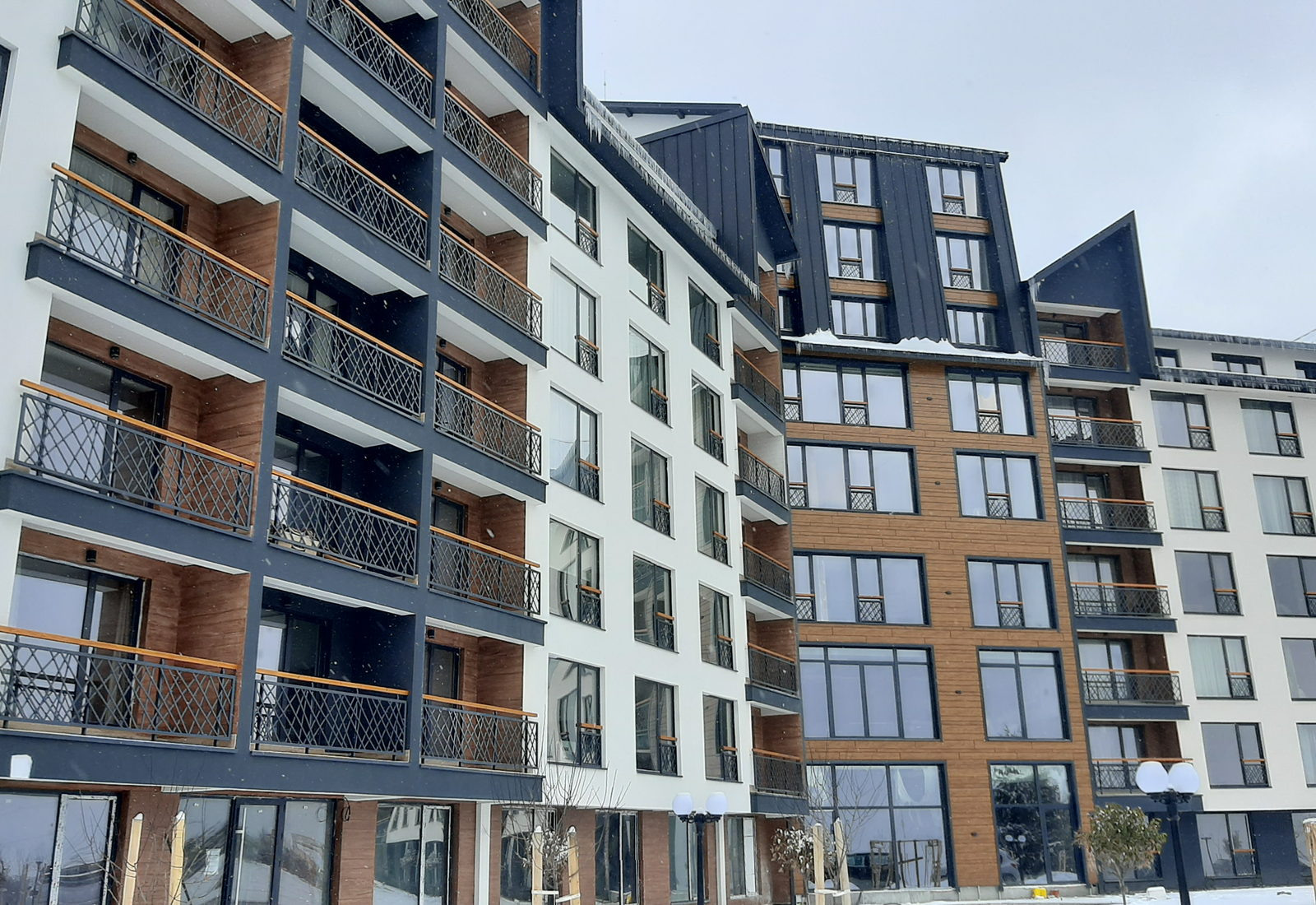 Residence Hill, fasada zimi